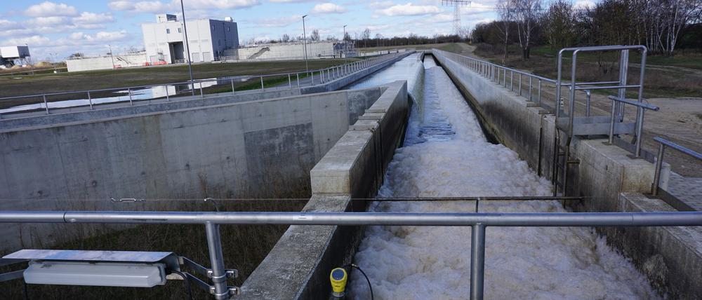 Der Abflusskanal des Klärwerks Waßmannsdorf – im Hintergrund die neue Halle zur Phosphor-Filtration.