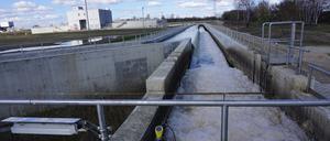 Der Abflusskanal des Klärwerks Waßmannsdorf – im Hintergrund die neue Halle zur Phosphor-Filtration.