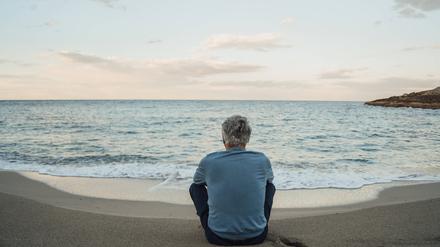 Die verdiente Ruhe im letzten Lebensabschnitt: ein Senior am Strand.