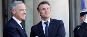 Frankreichs Präsident Emmanuel Macron (R) begrüßt Kanadas neuen Premierminister Mark Carney. 