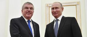Da waren sie noch Freunde. Wladimir Putin (r.), Russlands Präsident, gibt Thomas Bach, IOC-Präsident, bei einem Treffen im Kreml die Hand.