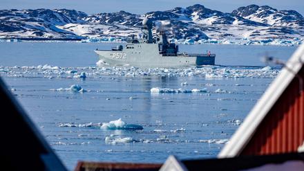 Ein dänisches Marineschiff fährt außerhalb der grönländischen Hauptstadt Nuuk.
