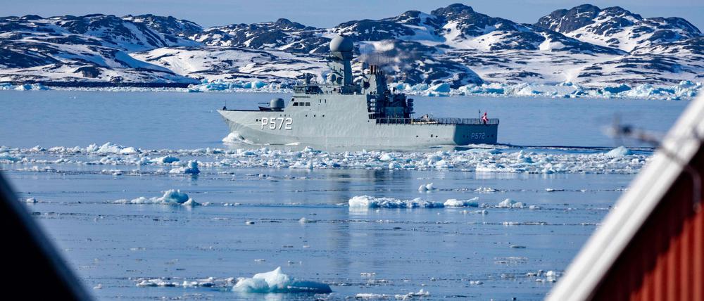 Ein dänisches Marineschiff fährt außerhalb der grönländischen Hauptstadt Nuuk.