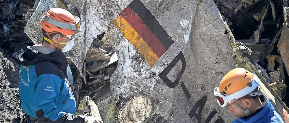 Zehn Jahre nach dem Absturz einer Germanwings-Maschine in den französischen Alpen werfen Angehörige dem Luftfahrt-Bundesamt weiter schwere Versäumnisse vor.