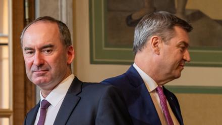 Mehr Rivalen als Partner: Freie-Wähler-Chef Hubert Aiwanger (l), und CSU-Chef Markus Söder 2023 bei der Unterzeichnung des bayerischen Koalitionsvertrages.