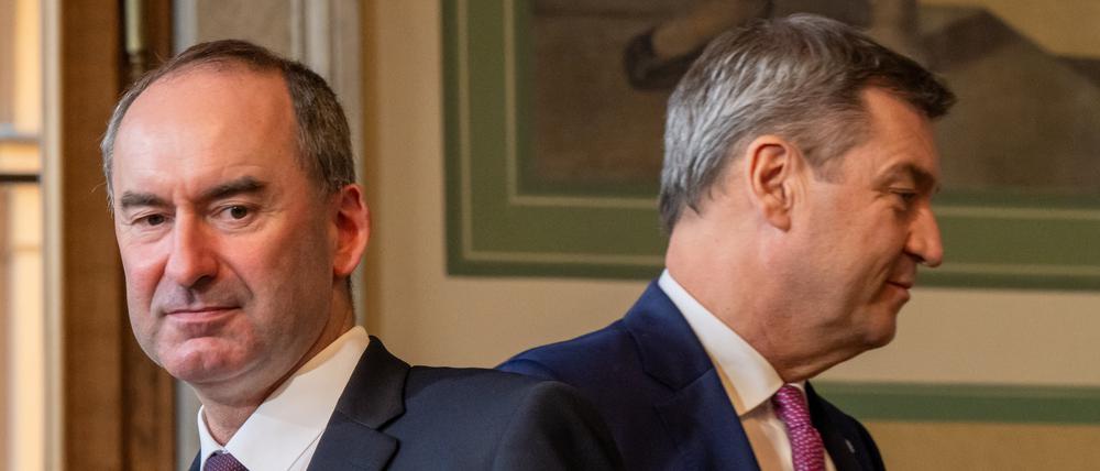 Mehr Rivalen als Partner: Freie-Wähler-Chef Hubert Aiwanger (l), und CSU-Chef Markus Söder 2023 bei der Unterzeichnung des bayerischen Koalitionsvertrages.
