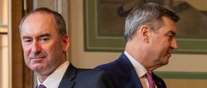 Mehr Rivalen als Partner: Freie-Wähler-Chef Hubert Aiwanger (l), und CSU-Chef Markus Söder 2023 bei der Unterzeichnung des bayerischen Koalitionsvertrages.