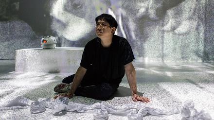 Jaha Koo bei seiner Performance "The History of Korean Western Theatre" (1), Credit: Leontien Allemeersch