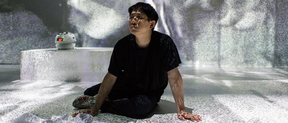 Jaha Koo bei seiner Performance "The History of Korean Western Theatre" (1), Credit: Leontien Allemeersch