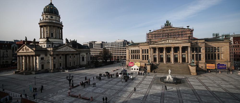Blick auf den Gendarmenmarkt, das Konzerthaus, Berlin, und den Deutschen Dom.