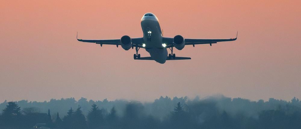 Ein Flugzeug startet vom BER. (Archivbild)