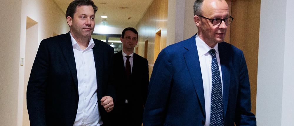 Lars Klingbeil (l), SPD-Fraktions- und Bundesvorsitzender, und Friedrich Merz, CDU-Bundesvorsitzender, gehen zu einem Gespräch mit den Fraktionsvorsitzenden von Bündnis/Die Grünen. 