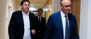 Lars Klingbeil (l), SPD-Fraktions- und Bundesvorsitzender, und Friedrich Merz, CDU-Bundesvorsitzender, gehen zu einem Gespräch mit den Fraktionsvorsitzenden von Bündnis/Die Grünen.