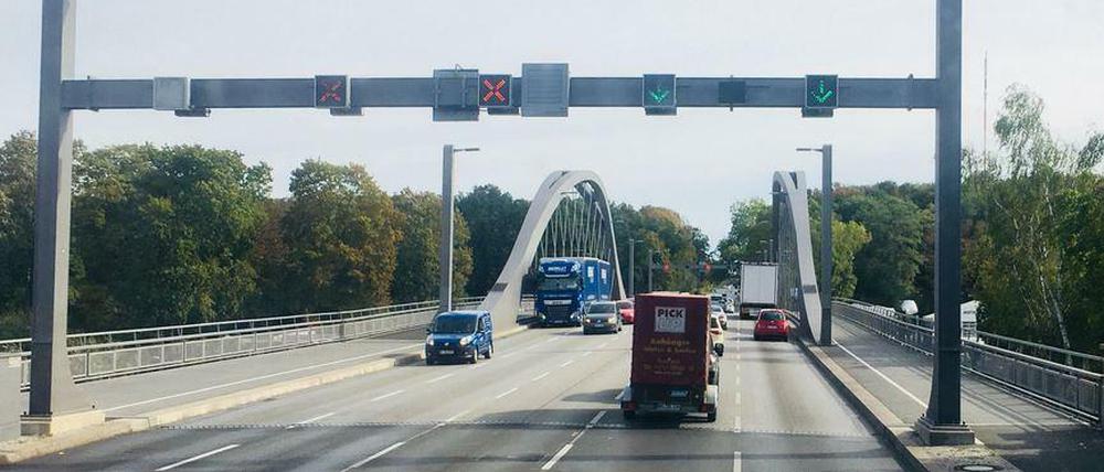 Die wichtigste Pendlerpiste im Westen Berlins: die Heerstraße mit der „Spurwechselanlage“ über der Straße.