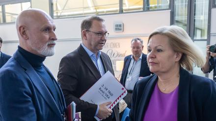 Volker Geyer (links), der Verdi-Vorsitzende Frank Werneke (mi.) und die damalige Bundesinnenministerin Nancy Faeser (SPD) bei Tarifverhandlungen.
