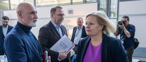 Volker Geyer (links), der Verdi-Vorsitzende Frank Werneke (mi.) und die damalige Bundesinnenministerin Nancy Faeser (SPD) bei Tarifverhandlungen.