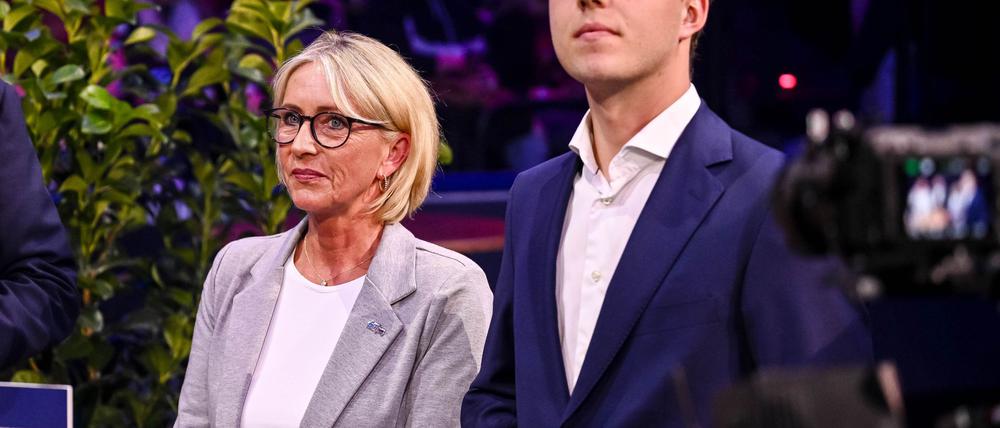 Witwe Heidi Beckenbauer und Sohn Joel sorgten für einen emotionalen Moment in der Halle.