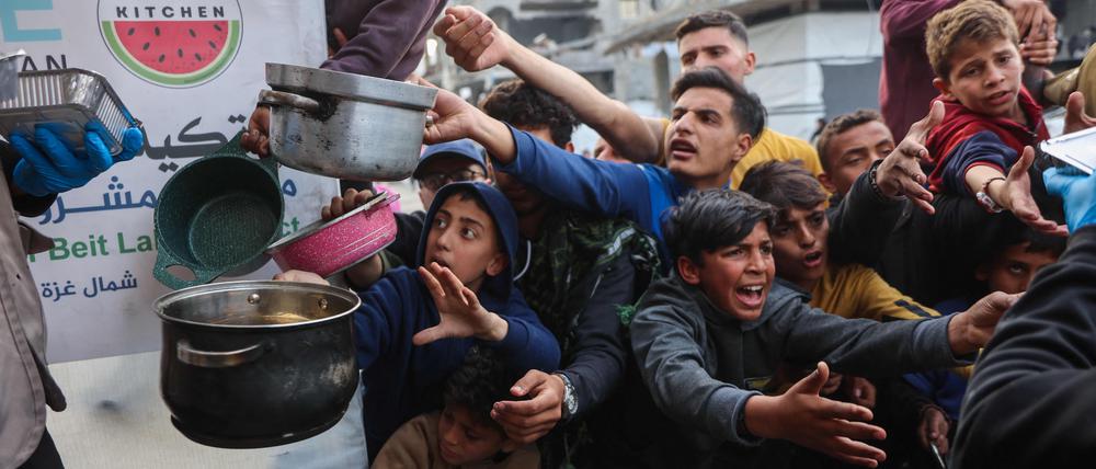 Auch sie sind von Hilfe aus dem Ausland abhängig: Hungernde Kinder im Gaza-Streifen.
