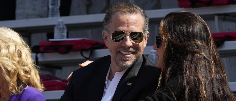 Robert Hunter Biden (l), Sohn von US-Präsident Biden, unterhält sich mit seiner Schwester Ashley Biden, während der Abschlussfeier seiner Tochter an der University of Pennsylvania.