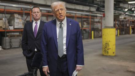 Präsident Donald Trump spricht mit Reportern, während Richard Grenell, Präsident des Kennedy Center Board of Trustees, ihm bei seinem Besuch des John F. Kennedy Center for the Performing Arts zuhört. 