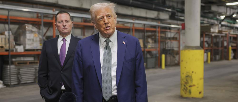 Präsident Donald Trump spricht mit Reportern, während Richard Grenell, Präsident des Kennedy Center Board of Trustees, ihm bei seinem Besuch des John F. Kennedy Center for the Performing Arts zuhört.