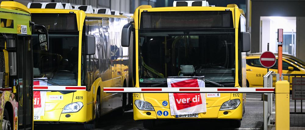 Busse blockieren während des Warnstreiks der Gewerkschaft Verdi bei den Berliner Verkehrsbetrieben (BVG) auf dem Betriebshof Lichtenberg die Ausfahrt. 