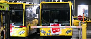 Busse blockieren während des Warnstreiks der Gewerkschaft Verdi bei den Berliner Verkehrsbetrieben (BVG) auf dem Betriebshof Lichtenberg die Ausfahrt. 