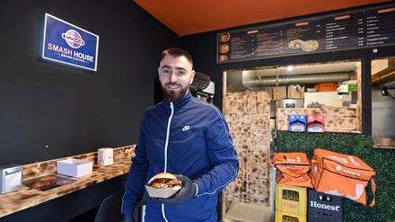 Jahrelang jobbt Senad Sulejmani nebenbei in Burgerläden. Nun hat er sich selbstständig gemacht.