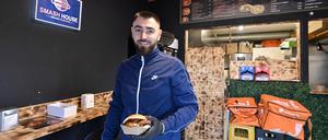 Jahrelang jobbt Senad Sulejmani nebenbei in Burgerläden. Nun hat er sich selbstständig gemacht.