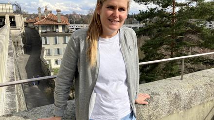 Zurück in Bern. Imke Wübbenhorst lehnt an einer Mauer. 