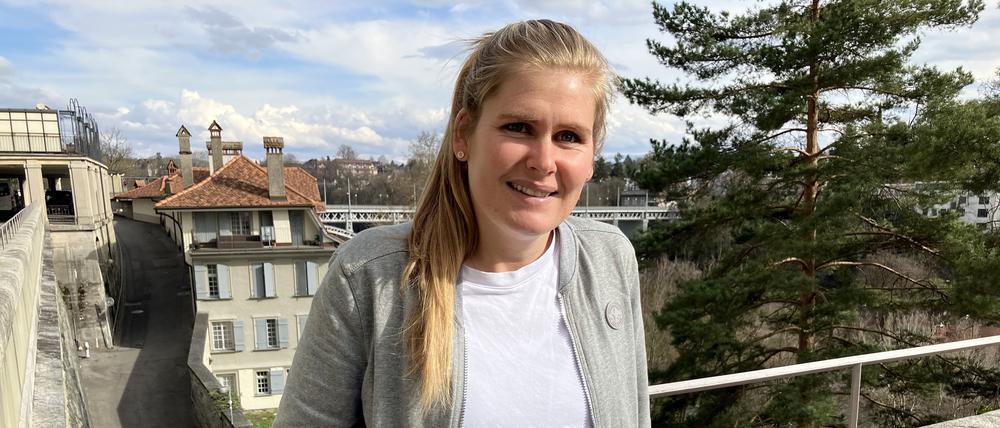 Zurück in Bern. Imke Wübbenhorst lehnt an einer Mauer. 