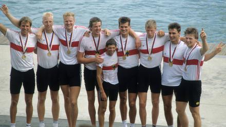 Goldcrew: Wolfgang Maennig (l.) und seine Kollegen aus dem Achter feiern den Olympiasieg in Seoul.