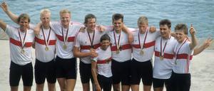 Goldcrew: Wolfgang Maennig (l.) und seine Kollegen aus dem Achter feiern den Olympiasieg in Seoul.