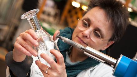 Jeder Schnitt mus sitzen: Die Berliner Glasgraveurin Inge Gerner in ihrer Werkstatt in der Zitadelle Spandau.