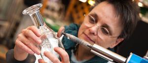 Jeder Schnitt mus sitzen: Die Berliner Glasgraveurin Inge Gerner in ihrer Werkstatt in der Zitadelle Spandau.