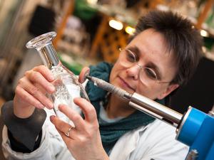 Jeder Schnitt mus sitzen: Die Berliner Glasgraveurin Inge Gerner in ihrer Werkstatt in der Zitadelle Spandau.