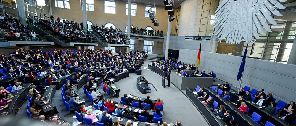 Die Transparenz-Initiativen Lobbycontrol und Abgeordnetenwatch haben die personelle Zusammensetzung bei den laufenden Koalitionsverhandlungen von CDU, CSU und SPD kritisiert.