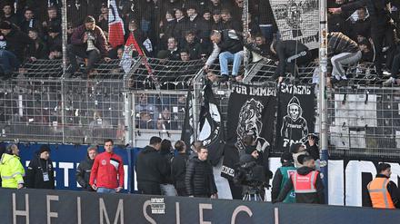 Banner der Eintracht-Fans, die ein Nottor blockieren, werden entfernt. 