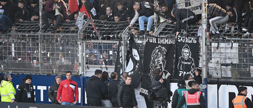 Banner der Eintracht-Fans, die ein Nottor blockieren, werden entfernt. 