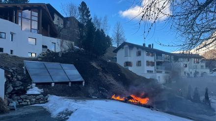 Trümmer brennen an der Absturzstelle eines Kleinflugzeugs in La Punt Chamues-ch in der Schweiz.