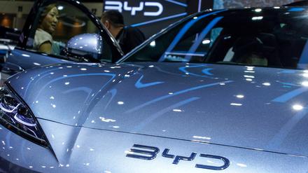 Der chinesische Autohersteller BYD hat ein neues Schnellladesystem für E-Autos vorgestellt, das in wenigen Minuten genügend Energie für hunderte Kilometer liefert. 