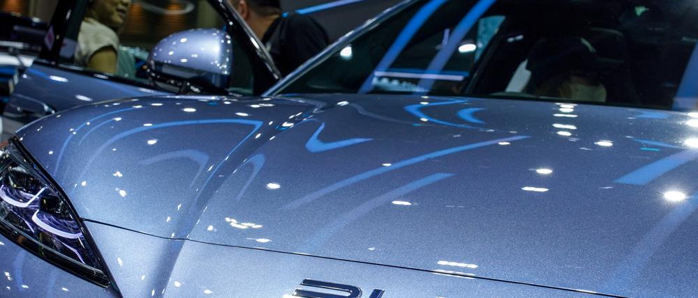 Der chinesische Autohersteller BYD hat ein neues Schnellladesystem für E-Autos vorgestellt, das in wenigen Minuten genügend Energie für hunderte Kilometer liefert.