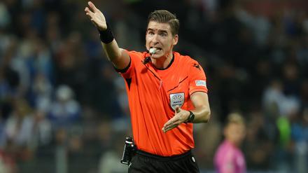 Der Franzose Letexier pfeift das Viertelfinal-Hinspiel der DFB-Elf in Italien. 