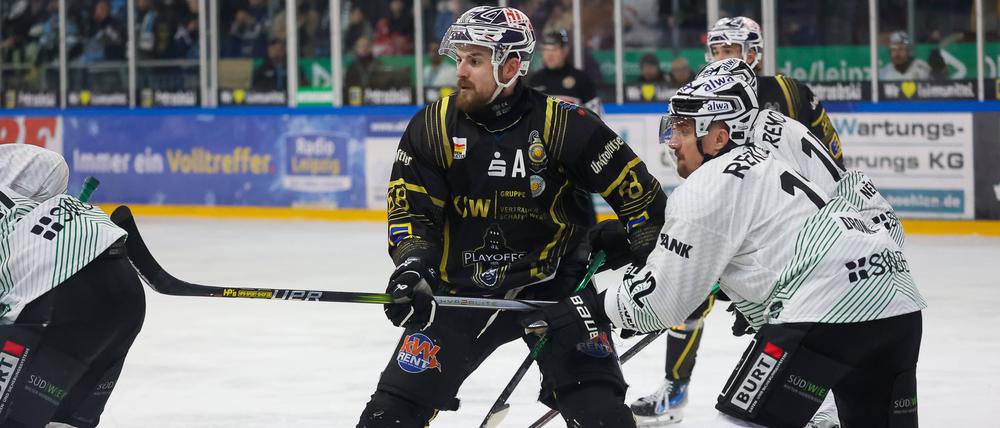 Tom Paukers KSW IceFighters Leipzig (l.) im Zweikampf mit Bietigheims Pawel Dronia.