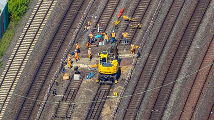 Gleisarbeiten an einer Bahnlinie in Boele im Sauerland.