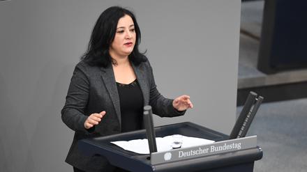 Archivbild: Gökay Akbulut (fraktionslos) spricht in der Plenarsitzung im Deutschen Bundestag. 