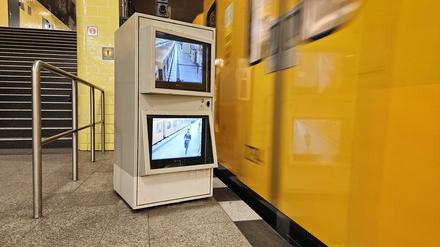 Auf solchen Monitoren können U-Bahn-Fahrer sehen, ob noch Leute einsteigen oder ob sie abfahren können. 