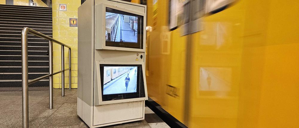 Auf solchen Monitoren können U-Bahn-Fahrer sehen, ob noch Leute einsteigen oder ob sie abfahren können.