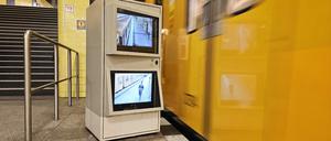 Auf solchen Monitoren können U-Bahn-Fahrer sehen, ob noch Leute einsteigen oder ob sie abfahren können. 