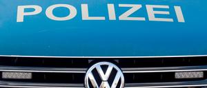 Die Polizei findet tausende Stücke gefälschter Markenkleidung. (Illustration)